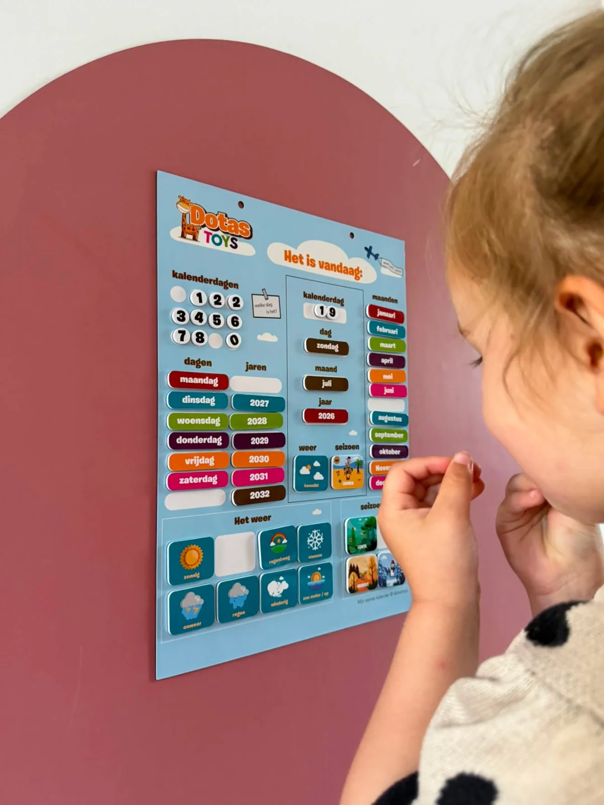 Kind speelt met het product 1
