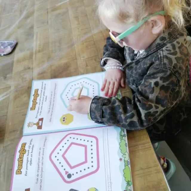 Kind speelt met het product 1