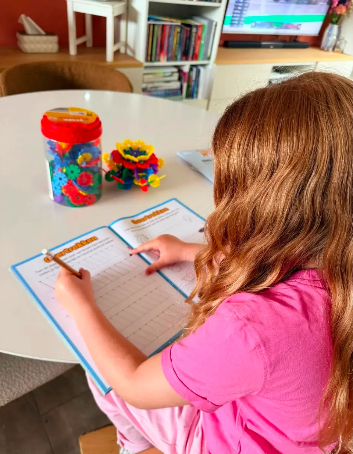 Kind speelt met het product 1